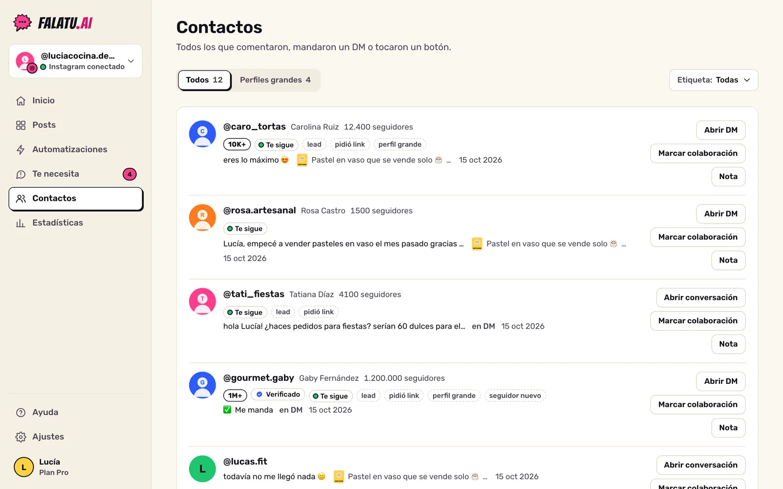 Pantalla Contactos: lista de personas con foto, número de seguidores, etiqueta Te sigue, último comentario y etiquetas.