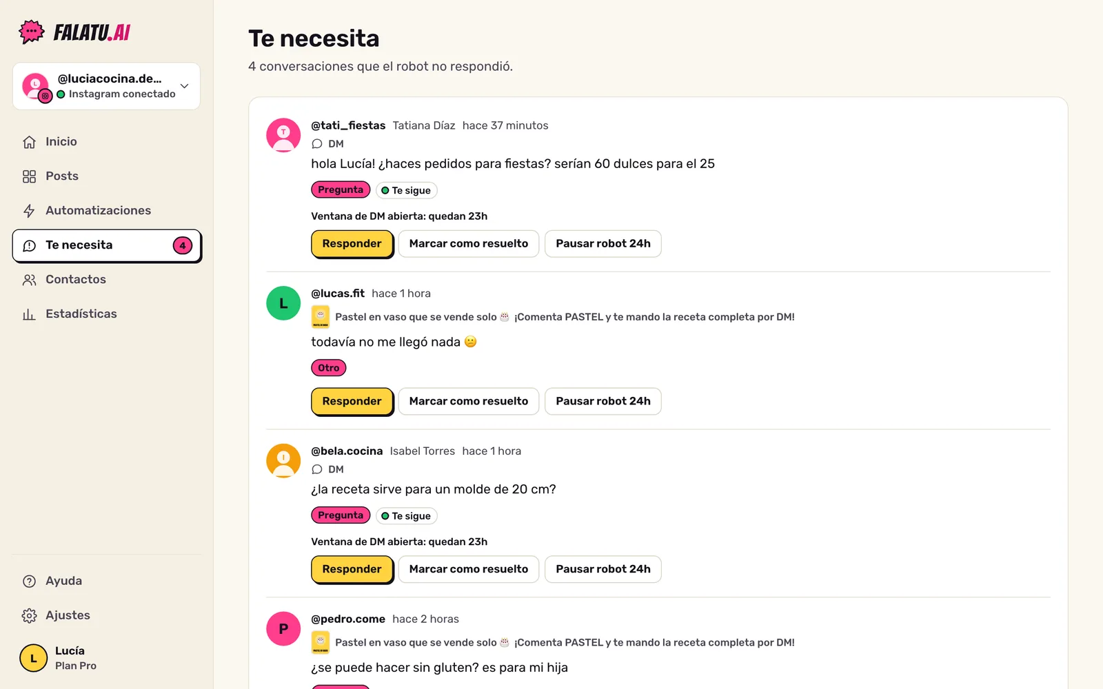 Pantalla Te necesita: comentarios y DMs esperando respuesta, cada uno con su motivo (Pregunta, Otro) y los botones Responder, Marcar como resuelto y Pausar robot 24h.