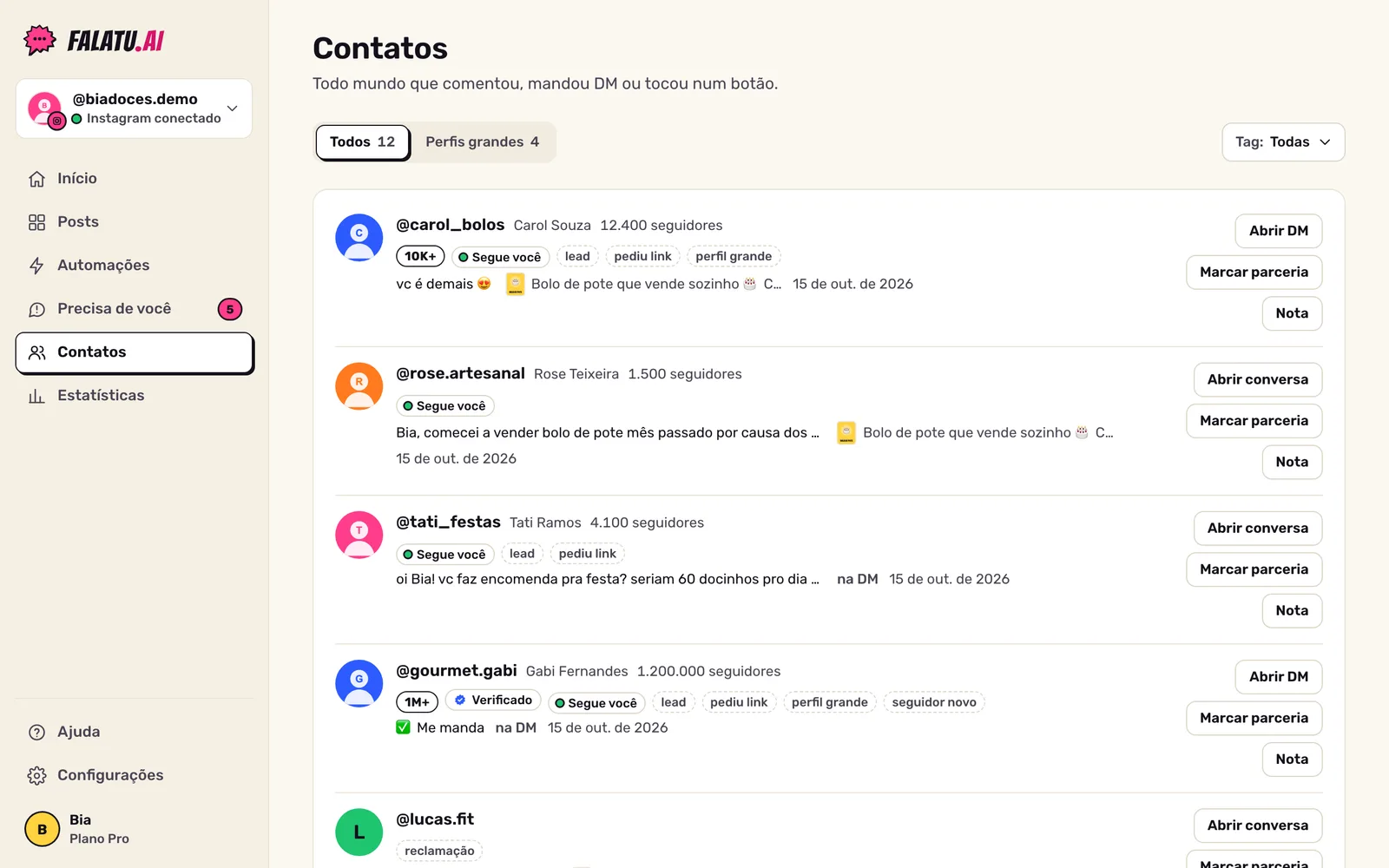 Tela Contatos: lista de pessoas com foto, número de seguidores, selo Segue você, último comentário e tags.